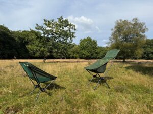 Twee stoelen in de natuur, in Drenthe, staan klaar voor een ronde Holding Pain waarbij ik mannen uitnodig naar hun verdriet te gaan om vervolgens 18 minuten in stilte in mijn camera te kijken.
